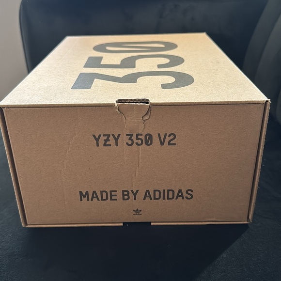 Empty Yeezy shoe box - Picture 3 of 4